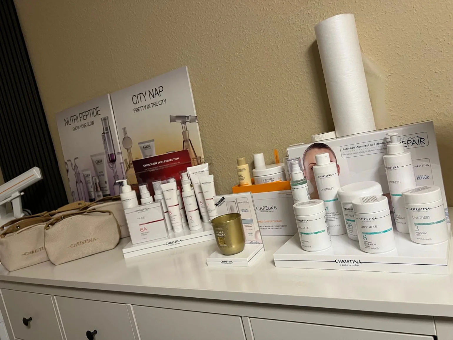 Kosmetikprodukte im ESTER BEAUTY STUDIO